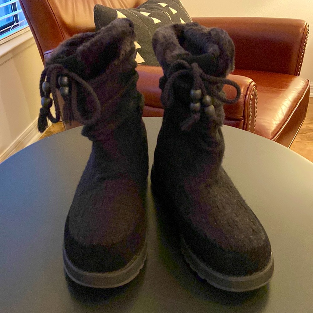 Skechers Australia black snow boots